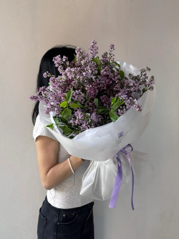 Букет «Lilac Bloom» S — Букет «Lilac Bloom» S — сезонный букет из сирени, собранный с акцентом на характерные оттенки и настроение…